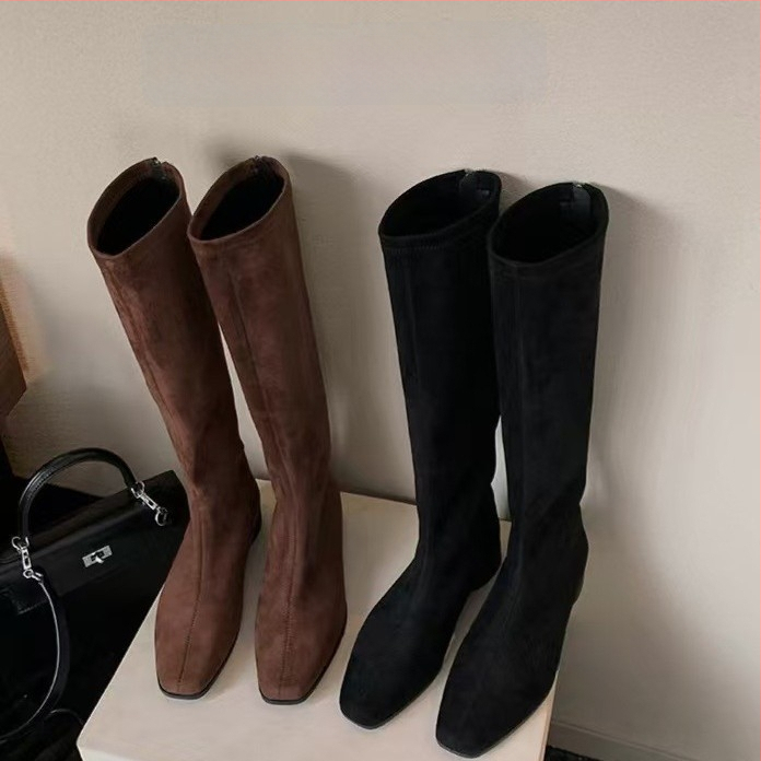 Velūriniai kelių ilgio batai su 5 cm aukščio padidėjimu, kvadratinė nosis, storas kulnas 3–5 cm, rudens-žiemos sezonui.