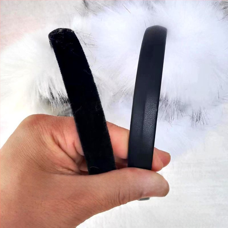 Ausu pušķi no mākslīgās lapsas kažokādas, pūkaini auss aizsargi, sejas optiski sašaurinošs dizains, silti un izturīgi pret salu