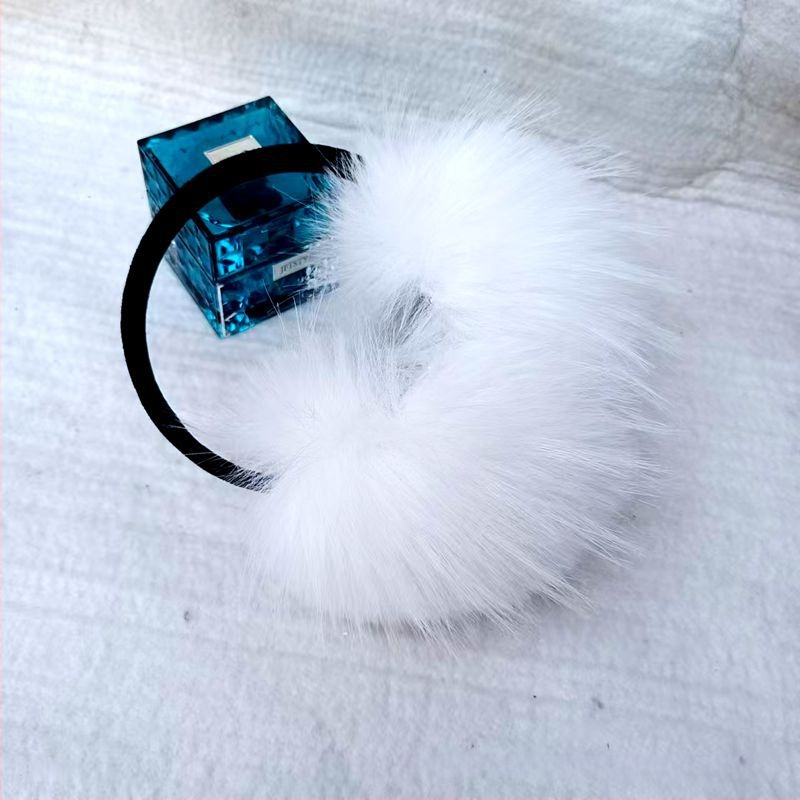 Ausu pušķi no mākslīgās lapsas kažokādas, pūkaini auss aizsargi, sejas optiski sašaurinošs dizains, silti un izturīgi pret salu