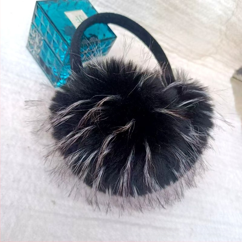Ausu pušķi no mākslīgās lapsas kažokādas, pūkaini auss aizsargi, sejas optiski sašaurinošs dizains, silti un izturīgi pret salu