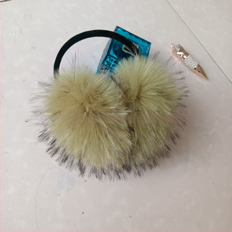 Ausu pušķi no mākslīgās lapsas kažokādas, pūkaini auss aizsargi, sejas optiski sašaurinošs dizains, silti un izturīgi pret salu