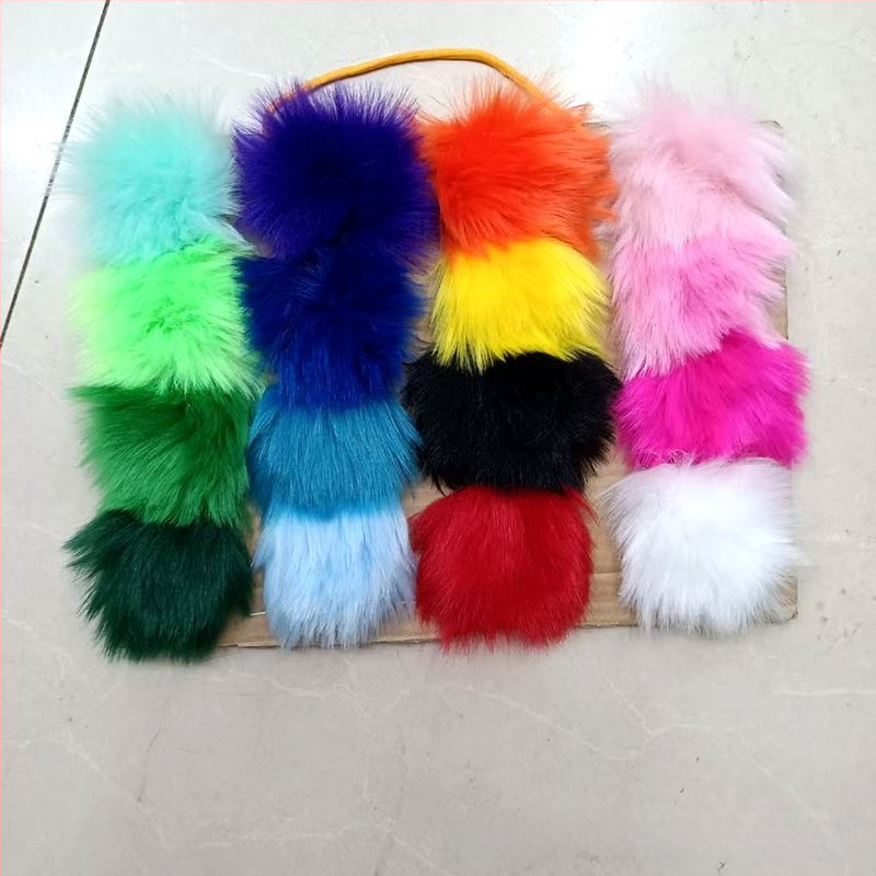 Ausu pušķi no mākslīgās lapsas kažokādas, pūkaini auss aizsargi, sejas optiski sašaurinošs dizains, silti un izturīgi pret salu