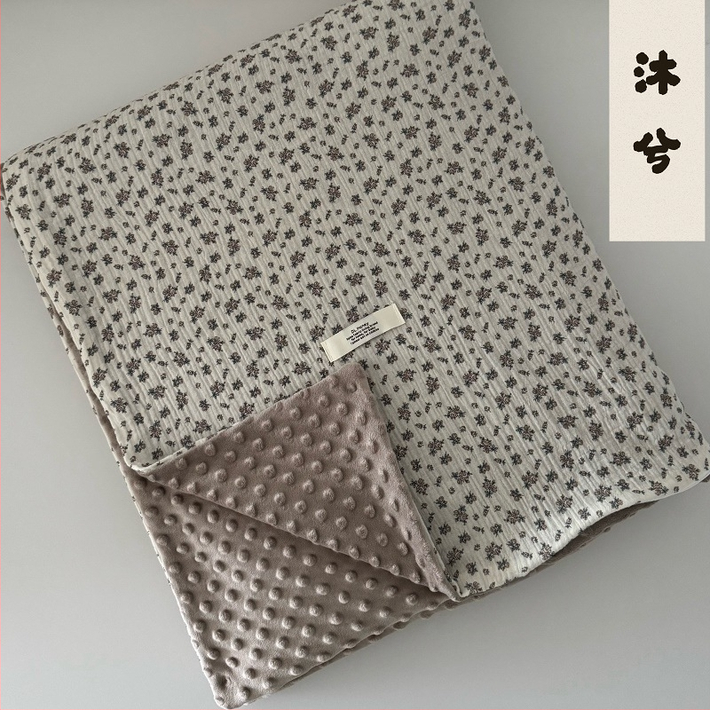 Fordított paplanhuzat: egyik oldal 100% pamut kettős rétegű ráncolt fonal, másik oldal bean velvet (100% poliészter); INS stílus, 1,5–2,0 kg, reaktív nyomtatás