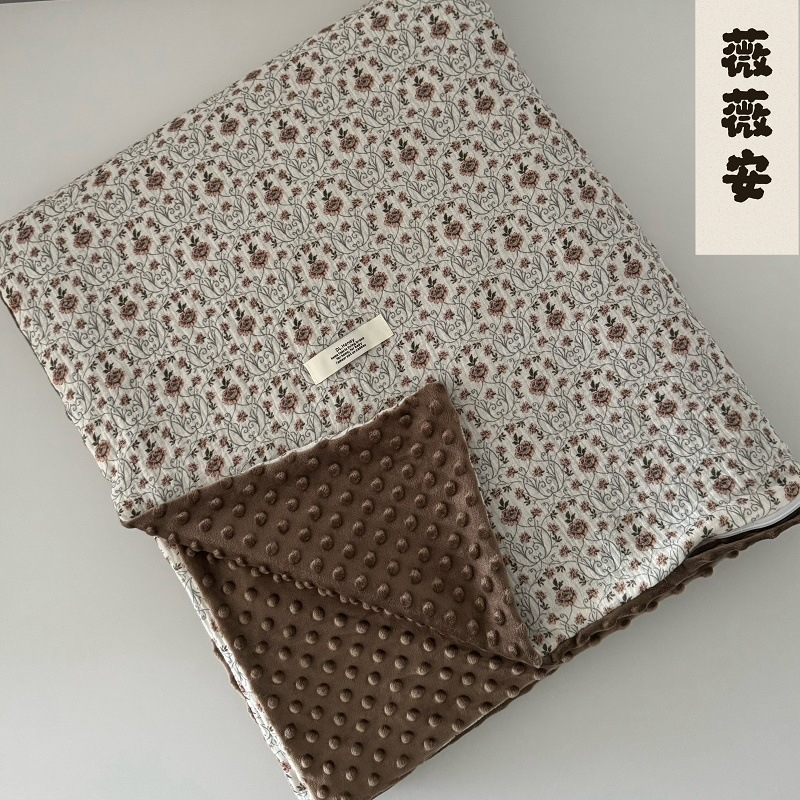 Fordított paplanhuzat: egyik oldal 100% pamut kettős rétegű ráncolt fonal, másik oldal bean velvet (100% poliészter); INS stílus, 1,5–2,0 kg, reaktív nyomtatás