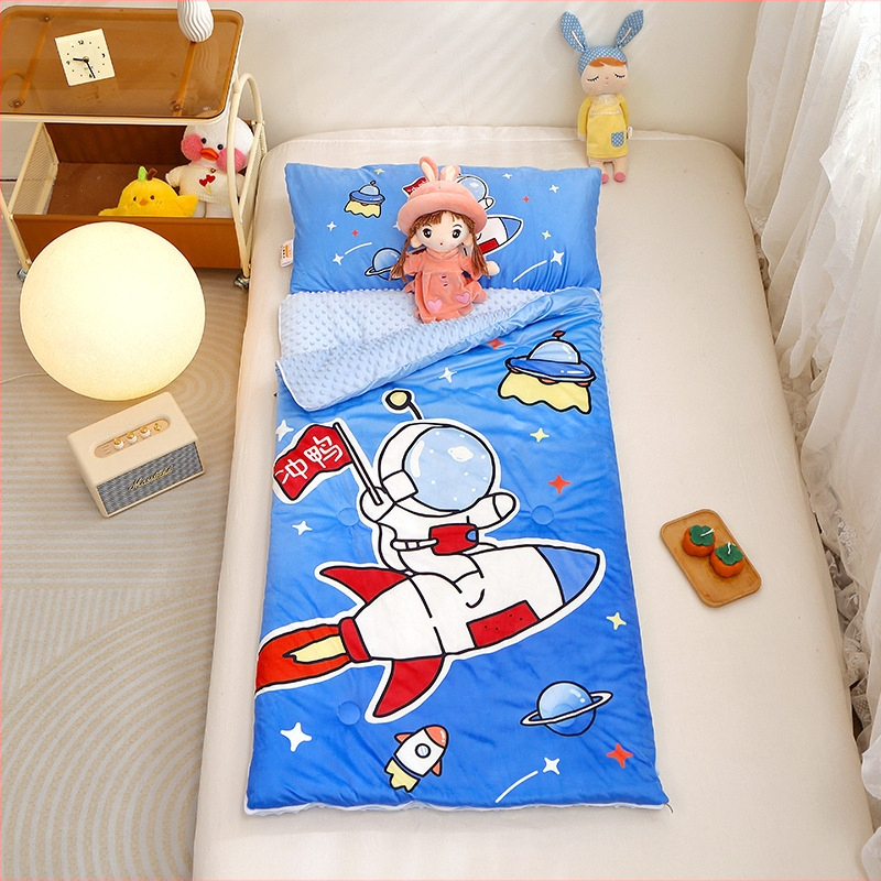 Gyerekeknek készült alvózsák beépített takaróval, poliészter huzat, rostos töltet, súly 2–2,5 kg