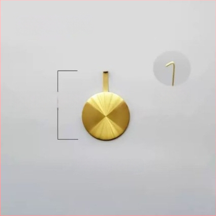 Sienas pulkstenis ar kvarca kustību un pendulu – korpuss un cipats no sveķa, darbināms ar bateriju, piemērots dzīvojamai istabai