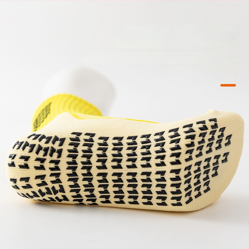 Futbolo kojinės, rudens–žiema, vidutinio ilgio, klijuotas padas ir rankšluosčio tipo padas, atsparios slydimui, sugeria prakaitą