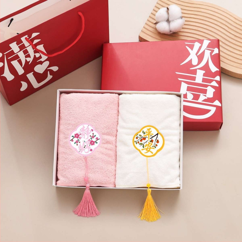 Korall velúr törölköző ajándékdobozban – esküvői szuvenír, 260 g, hímzés és varrás, logó nyomás lehetséges