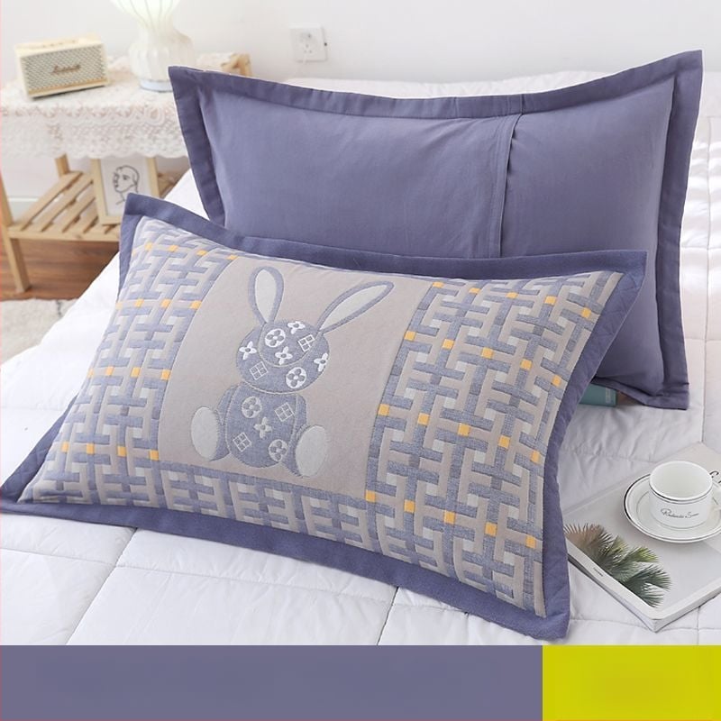 Dvigubo komplektas pagalvių užvalkalai iš šukuotos medvilnės, modelis su karikatūra ir languotu raštu, aplanko stiliaus užsegimas, minkšti ir be pluošto