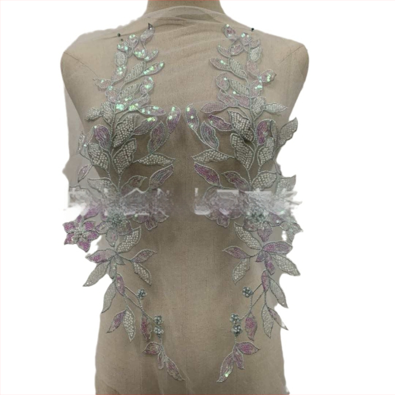 3D pērļu mežģīņu applikācija apģērbam – materiāli: pērļu caurulītes, stikla rīsu pērles, siets, izšūšanas diegs; zīmols Xin Shu; piemērots sieviešu apģēbum, kāzu kleitai; pielietojums: Hanfu, kleitas, balles apģērbs; process: pērļu izšūšana