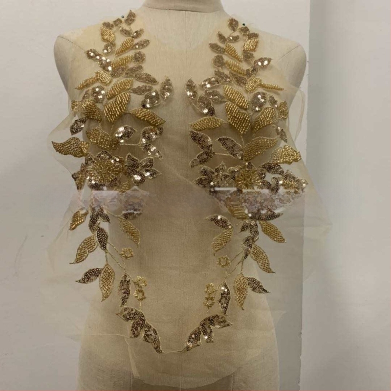 3D pērļu mežģīņu applikācija apģērbam – materiāli: pērļu caurulītes, stikla rīsu pērles, siets, izšūšanas diegs; zīmols Xin Shu; piemērots sieviešu apģēbum, kāzu kleitai; pielietojums: Hanfu, kleitas, balles apģērbs; process: pērļu izšūšana