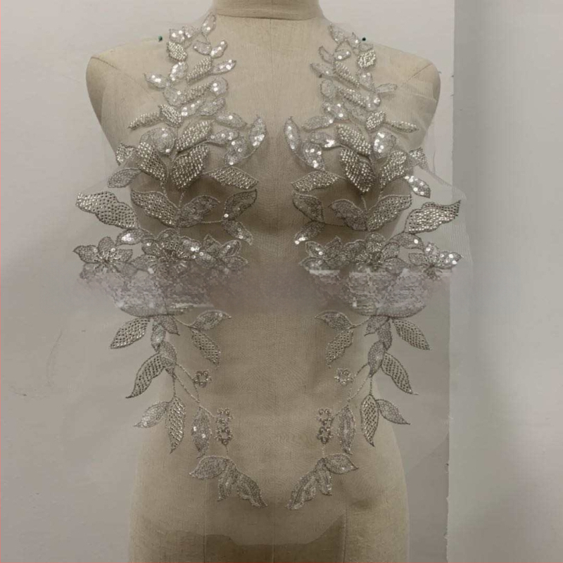 3D pērļu mežģīņu applikācija apģērbam – materiāli: pērļu caurulītes, stikla rīsu pērles, siets, izšūšanas diegs; zīmols Xin Shu; piemērots sieviešu apģēbum, kāzu kleitai; pielietojums: Hanfu, kleitas, balles apģērbs; process: pērļu izšūšana