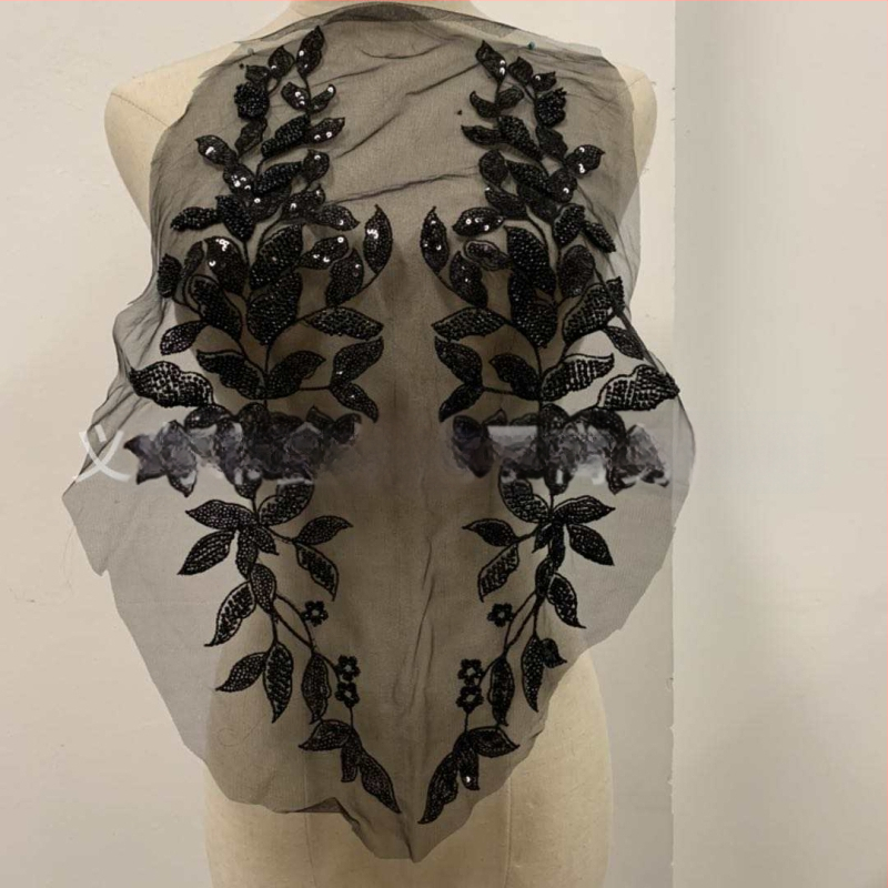 3D pērļu mežģīņu applikācija apģērbam – materiāli: pērļu caurulītes, stikla rīsu pērles, siets, izšūšanas diegs; zīmols Xin Shu; piemērots sieviešu apģēbum, kāzu kleitai; pielietojums: Hanfu, kleitas, balles apģērbs; process: pērļu izšūšana