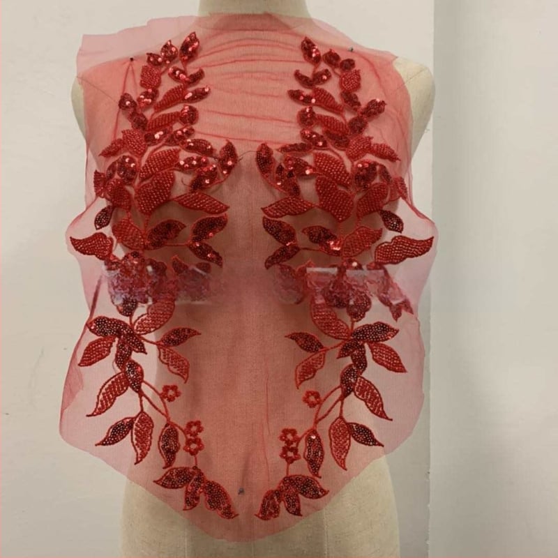 3D pērļu mežģīņu applikācija apģērbam – materiāli: pērļu caurulītes, stikla rīsu pērles, siets, izšūšanas diegs; zīmols Xin Shu; piemērots sieviešu apģēbum, kāzu kleitai; pielietojums: Hanfu, kleitas, balles apģērbs; process: pērļu izšūšana