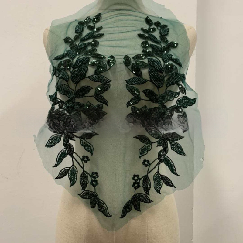 3D pērļu mežģīņu applikācija apģērbam – materiāli: pērļu caurulītes, stikla rīsu pērles, siets, izšūšanas diegs; zīmols Xin Shu; piemērots sieviešu apģēbum, kāzu kleitai; pielietojums: Hanfu, kleitas, balles apģērbs; process: pērļu izšūšana