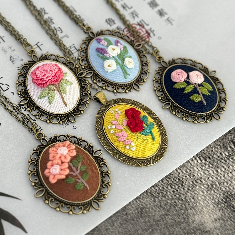 Pastoralais krustšūšanas komplekts ziedu piekariņam – kokvilna un lina, motīvs ziedi/zāle/lapas, auduma izšuvums