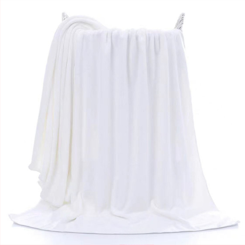 Vannas dvielis no superfīnas šķiedras, 32 pavedieni, šuves malas, svars 300–400 g, vannas/pludmales dvielis