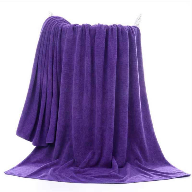 Vannas dvielis no superfīnas šķiedras, 32 pavedieni, šuves malas, svars 300–400 g, vannas/pludmales dvielis