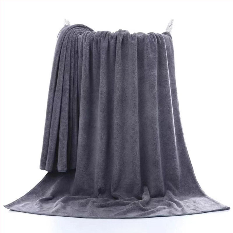 Vannas dvielis no superfīnas šķiedras, 32 pavedieni, šuves malas, svars 300–400 g, vannas/pludmales dvielis