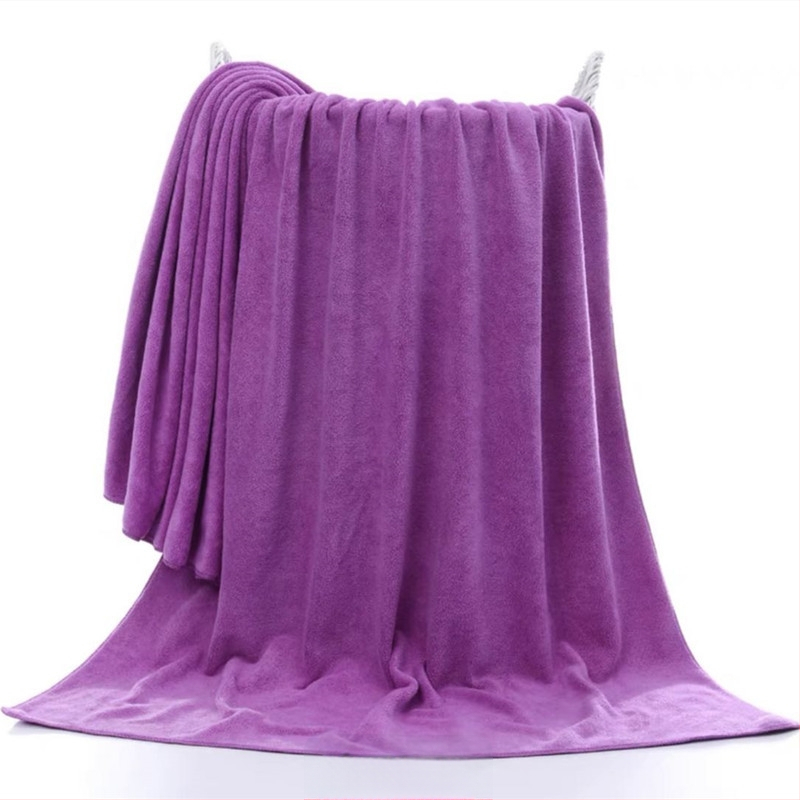 Vannas dvielis no superfīnas šķiedras, 32 pavedieni, šuves malas, svars 300–400 g, vannas/pludmales dvielis