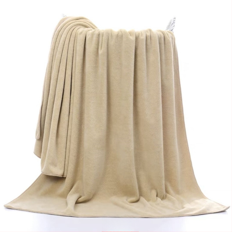 Vannas dvielis no superfīnas šķiedras, 32 pavedieni, šuves malas, svars 300–400 g, vannas/pludmales dvielis