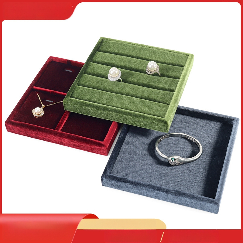 Samta juvelieru demonstrācijas paliktnis gredieniem un kaklarotām — kvadrātiska, vienlīmeņa, ekspozīcijas piederums