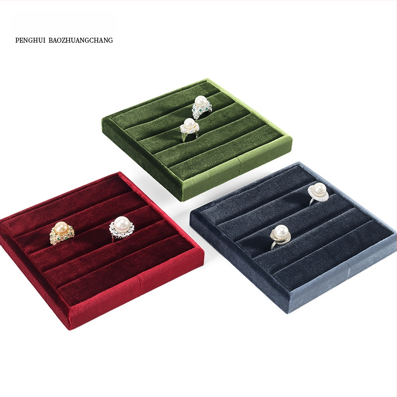 Samta juvelieru demonstrācijas paliktnis gredieniem un kaklarotām — kvadrātiska, vienlīmeņa, ekspozīcijas piederums