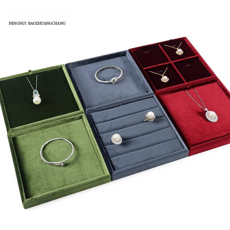 Samta juvelieru demonstrācijas paliktnis gredieniem un kaklarotām — kvadrātiska, vienlīmeņa, ekspozīcijas piederums