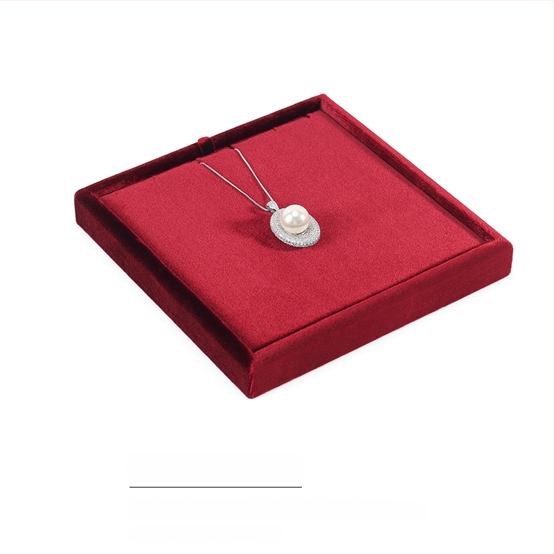 Samta juvelieru demonstrācijas paliktnis gredieniem un kaklarotām — kvadrātiska, vienlīmeņa, ekspozīcijas piederums