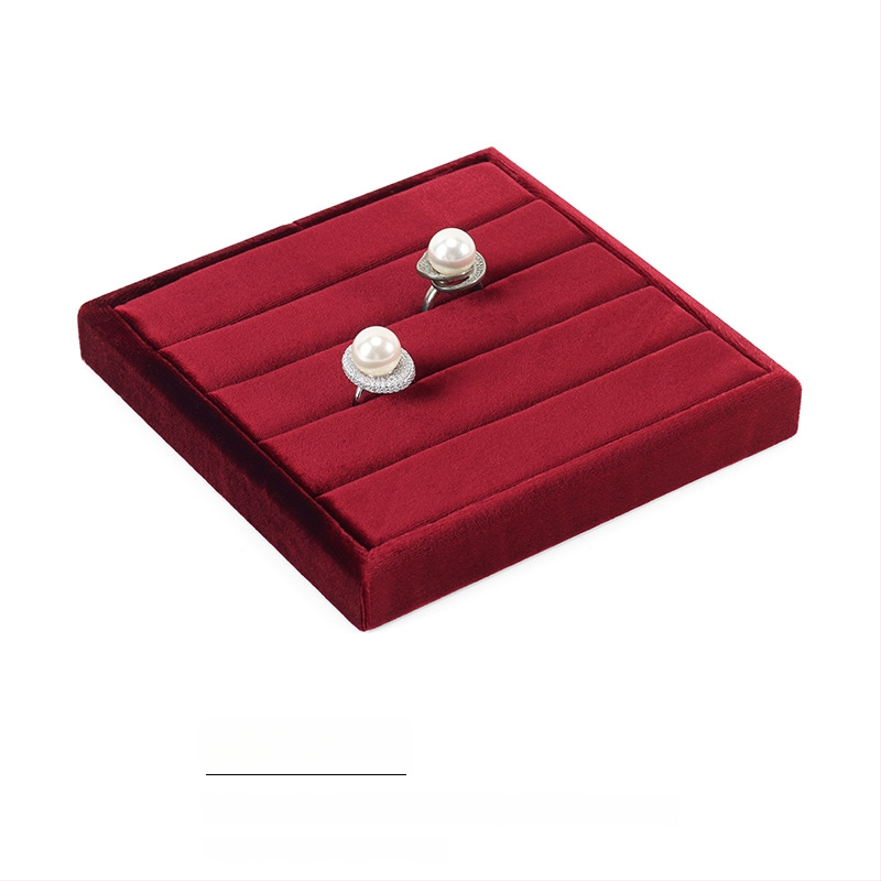 Samta juvelieru demonstrācijas paliktnis gredieniem un kaklarotām — kvadrātiska, vienlīmeņa, ekspozīcijas piederums