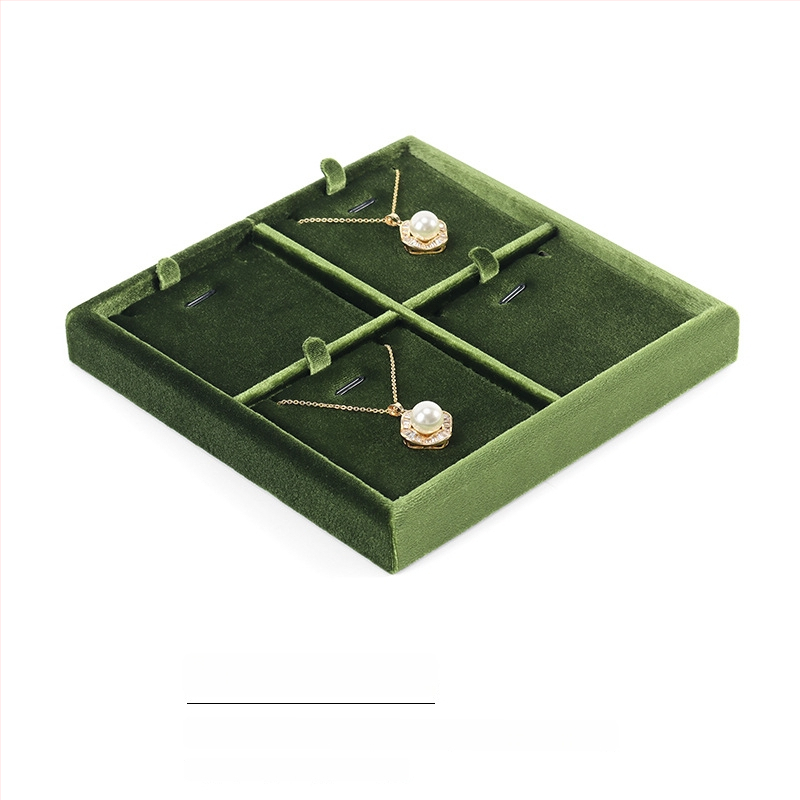 Samta juvelieru demonstrācijas paliktnis gredieniem un kaklarotām — kvadrātiska, vienlīmeņa, ekspozīcijas piederums