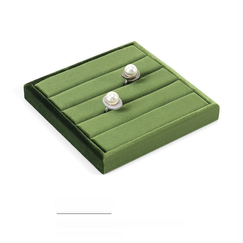 Samta juvelieru demonstrācijas paliktnis gredieniem un kaklarotām — kvadrātiska, vienlīmeņa, ekspozīcijas piederums