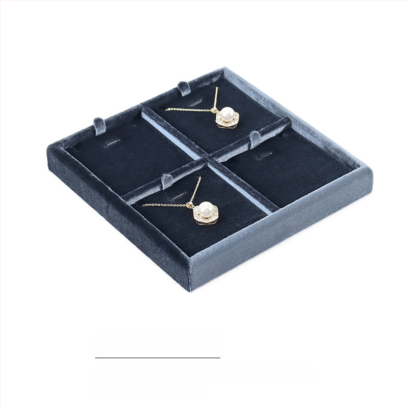 Samta juvelieru demonstrācijas paliktnis gredieniem un kaklarotām — kvadrātiska, vienlīmeņa, ekspozīcijas piederums