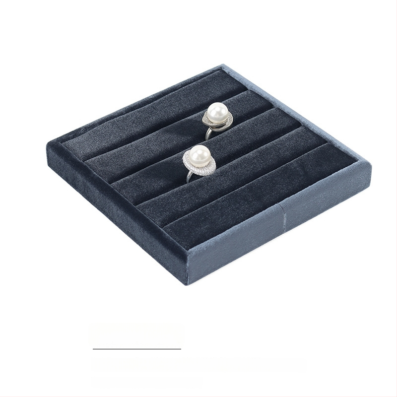 Samta juvelieru demonstrācijas paliktnis gredieniem un kaklarotām — kvadrātiska, vienlīmeņa, ekspozīcijas piederums