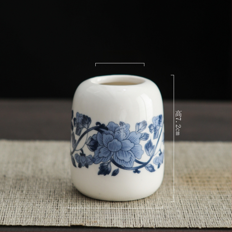 Porcelāna vāze ķīniešu stilā uz galda; Materiāls: porcelāns; Kategorija: vāze; Iepakojums: kartona iepakojums; Dāvanas gadījumi: kāzas, dzimšanas diena, izlaidums, pārvākšanās