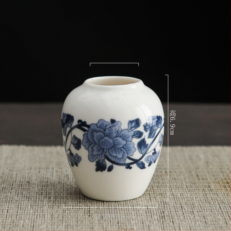 Porcelāna vāze ķīniešu stilā uz galda; Materiāls: porcelāns; Kategorija: vāze; Iepakojums: kartona iepakojums; Dāvanas gadījumi: kāzas, dzimšanas diena, izlaidums, pārvākšanās