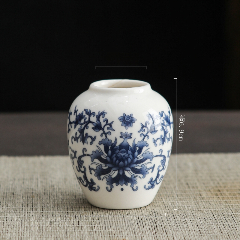 Porcelāna vāze ķīniešu stilā uz galda; Materiāls: porcelāns; Kategorija: vāze; Iepakojums: kartona iepakojums; Dāvanas gadījumi: kāzas, dzimšanas diena, izlaidums, pārvākšanās