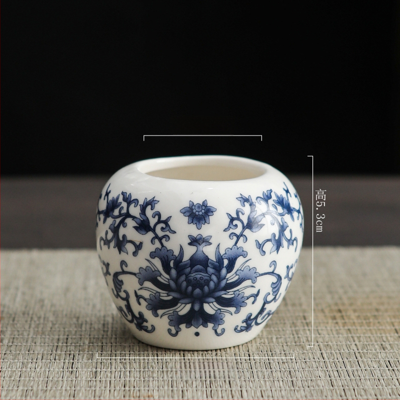 Porcelāna vāze ķīniešu stilā uz galda; Materiāls: porcelāns; Kategorija: vāze; Iepakojums: kartona iepakojums; Dāvanas gadījumi: kāzas, dzimšanas diena, izlaidums, pārvākšanās