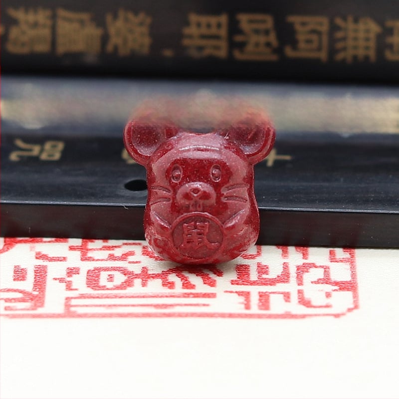 Zodijaki mini privjesak od prirodnog cinnabara, graviranje i poliranje, čistoća 95%, mogućnost prilagođavanja