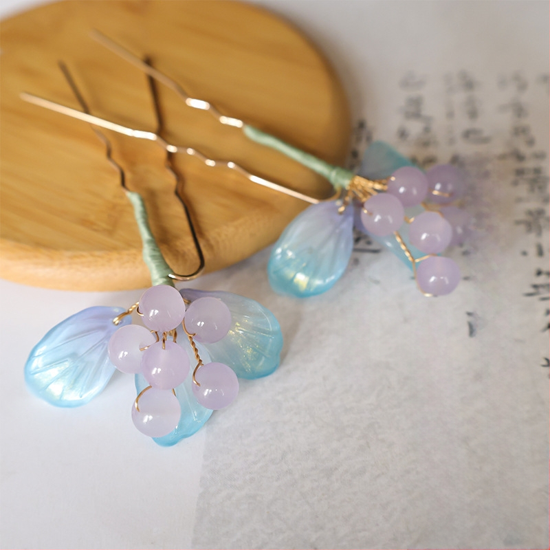 Etno stiilis juukseklips viljamotiiviga, käsitöö (Materjal: sulam; Stiil: etniline, naistele; Kujundus: puuvilja motiiv; Käsitööd; Väljalase: 2024. aasta sügis)