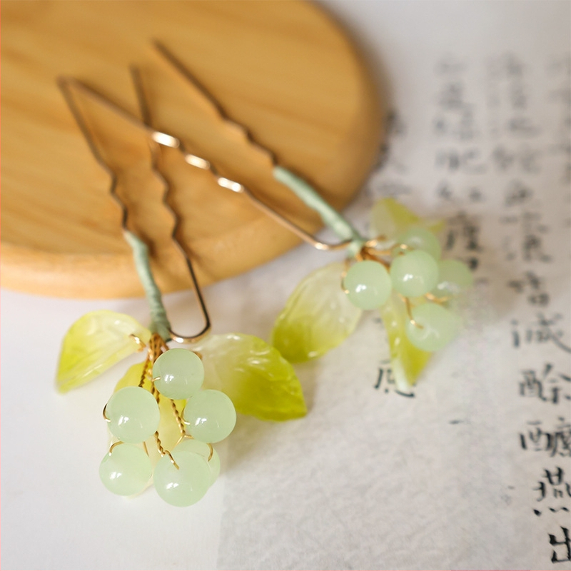 Etno stiilis juukseklips viljamotiiviga, käsitöö (Materjal: sulam; Stiil: etniline, naistele; Kujundus: puuvilja motiiv; Käsitööd; Väljalase: 2024. aasta sügis)