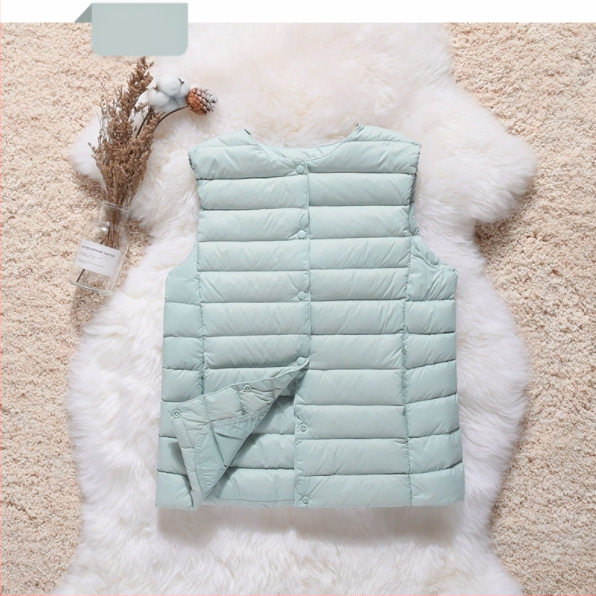 Pūkinė liemenė, lengvas Chenille audinys, baltų ančių pūkų užpildas, siaura silueta, apvali kaklo iškirptė