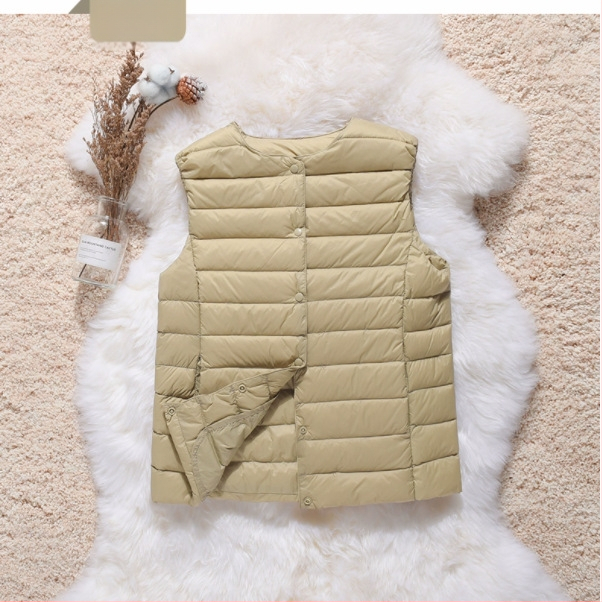 Pūkinė liemenė, lengvas Chenille audinys, baltų ančių pūkų užpildas, siaura silueta, apvali kaklo iškirptė