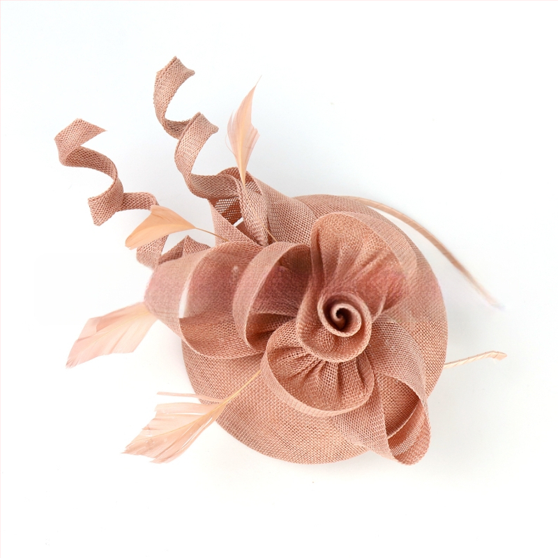 Rokām darināts spirālveida matu aksesuārs no mākslīgās konopes, ar vienas zobu spraudni, līgavām un ballēm