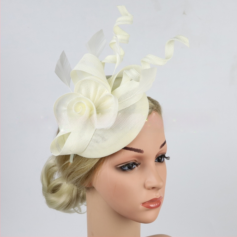 Rokām darināts spirālveida matu aksesuārs no mākslīgās konopes, ar vienas zobu spraudni, līgavām un ballēm