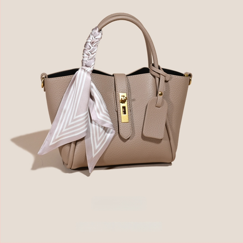 Női kosár alakú tote táska selyem viráganyagból, belső rekesz, mikroszálas műbőr bélés, puha felépítés, tavasz 2025