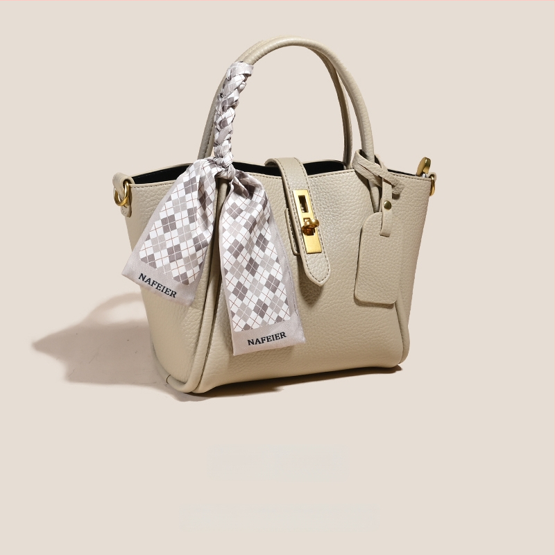 Női kosár alakú tote táska selyem viráganyagból, belső rekesz, mikroszálas műbőr bélés, puha felépítés, tavasz 2025