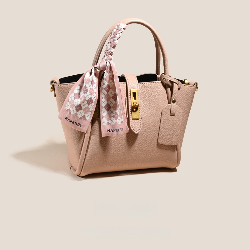 Női kosár alakú tote táska selyem viráganyagból, belső rekesz, mikroszálas műbőr bélés, puha felépítés, tavasz 2025