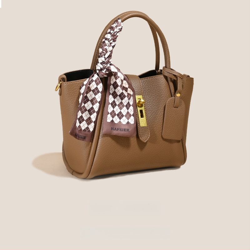 Női kosár alakú tote táska selyem viráganyagból, belső rekesz, mikroszálas műbőr bélés, puha felépítés, tavasz 2025