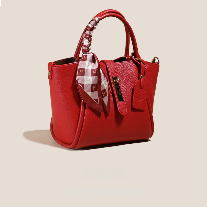 Női kosár alakú tote táska selyem viráganyagból, belső rekesz, mikroszálas műbőr bélés, puha felépítés, tavasz 2025